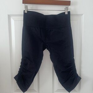 Lululemon In The Flow Crop II Size 8 Light Compression for All Workouts Grey